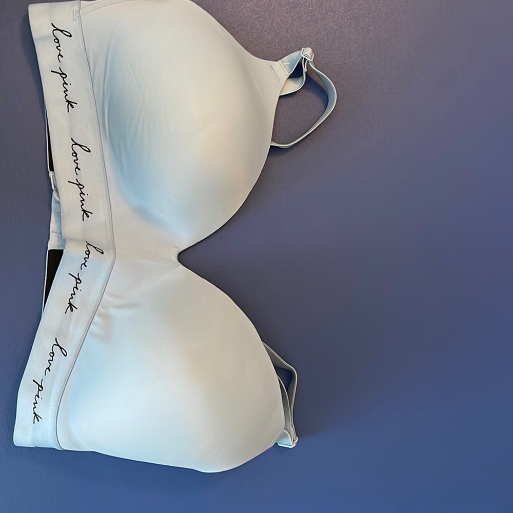 Love pink bra.